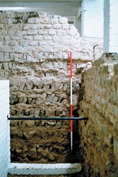 <p>Fundering en opgaand muurwerk van de torenachtige kern in de tweede tempel. De rood-witte maatstok is 2 m lang.</p>
